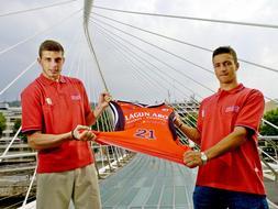 Milan Majstorovic e Ivan Koljevic, en la presentación como nuevos jugadores del Lagun Aro Bilbao Basket. / Borja Agudo