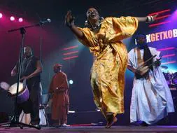 Componentes de la Orchestra Symetric, que acompaña al músico malí Toumani Diabaté, en el XXIII Festival Internacional de Folk de Getxo . /Efe