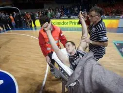 El jugador del Iurbentia Bilbao Basket, Luke Recker sale del campo en camilla tras lesionarse gravemente el hombro. /Archivo