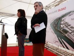 Llamazares, junto a Julia Madrazo, hoy en el barrio bilbaíno de Zorrozaurre