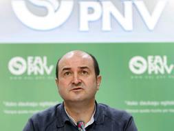 El presidente del PNV en Vizcaya, Andoni Ortuzar, ha comparecido en rueda de prensa en Bilbao./ Efe