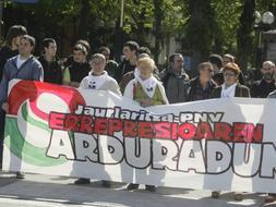 Miembros de Etxerat se concentran en un acto contra el PNV y el Gobierno vasco. / Igor Aizpuru