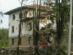 Los daños causados en la casa cuartel de Legutiano han sido cuantiosos. / Blanca Castillo | Vídeo: Atlas