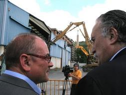 El alcalde de Bilbao, Iñaki Azkuna, junto al consejero de Vivienda del Gobierno vasco, Javier Madrazo / Telepress