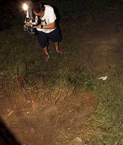 Un cámara capta imágenes del agujero producido por la bomba. / AGENCIAS