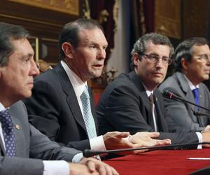 El lehendakari, Juan José Ibarretxe (2 izda), junto a los diputados generales de Guipúzcoa, Markel Olano (2 dcha); Vizcaya, José Luis Bilbao (dcha), y Álava, Xabier Agirre, durante su comparecencia para analizar la resolución del Tribunal de Justicia de la UE sobre el Impuesto de Sociedades../ Efe