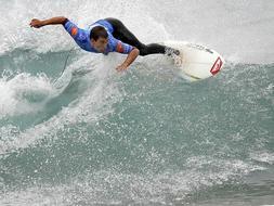 El surfista vasco Aritz Aramburu. / Efe