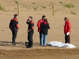 Agentes de la Ertzaintza, junto al cadáver. /Foto y vídeo de Luis Calabor