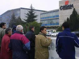 Protesta de trabajadores ante la empresa de Cegasa. / Archivo