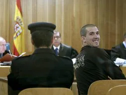 El ex jefe del 'comando Vizcaya' Arkaitz Goikoetxea Basabe, sonríe en un momento del juicio en la Audiencia Nacional. /Archivo