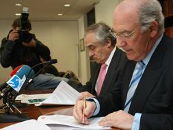 José Antonio Ardanza y José María Vázquez Eguskiza firman un convenio. / Mitxel Atrio