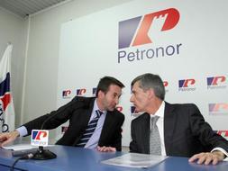 El presidente de Petronor, Josu Jon Imaz, y el consejero delegado, José Manuel de la Sen, han presentado los resultados de la compañía en 2008. / TELEPRESS