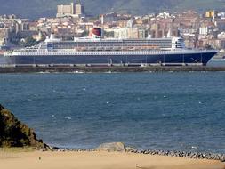 El Queen Mary 2 ha partido de Getxo a las seis de la tarde. / EFE