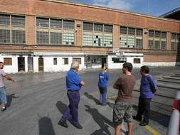 Empleados de la empresa Zaratamo LBH Spain en un patio de la fábrica en Basauri./ Luis Ángel Gómez