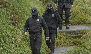 Agentes de la Ertzaintza, en el registro / EFE