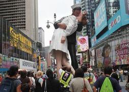 Nueva York erige una estatua del beso de Times Square tras II Guerra Mundial