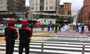 Agentes de la Ertzaintza vigilan a los manifestantes./ Luis Calabor