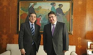 Mario Fernández y Antonio Llardén, en el encuentro de hoy./ ELCORREO