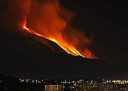 Imagen del río de lava del Etna. /Reuters