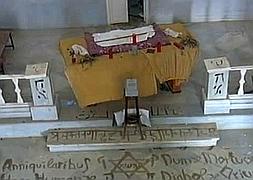 Imagen de las pintadas satánicas junto al altar de la iglesia de Las Salinas. Atlas