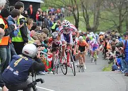 Joaquim Rodríguez asciende zigzagueando las rampas verticales de La Antigua, seguido de cerca por Samuel Sánchez. / Fernando Gómez