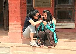 Edurne abraza a Temba, la niña que amadrina./F.J. Pérez