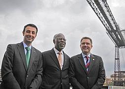 D. L. Hepburn, con los alcaldes de Getxo y Portugalete./ G. Barnuevo