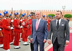 Don Juan Carlos y Mohamed VI pasan revista a las tropas./ Foto: AFP | Vídeo: Atlas