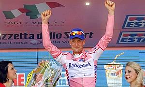 Peter Weening se ha enfundado la maglia rosa./ Afp