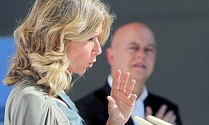 La ministra Garmendia, ayer, ante el alcalde Odón Elorza. / Efe