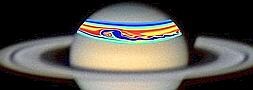 Foto de la tormenta con sus nubes rodeando Saturno y resultado de la simulación matemática. / T. Akutsu / UPV | Vídeo: elcorreo.tv