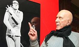 Roland Petit observando una fotografía de una actuación suya. ::                             AFP