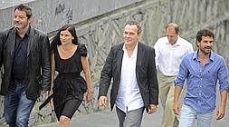 Urbizu, a la izquierda, con camisa negra, junto al elenco de su filme, Helena Miquel, José Coronado y Rodolfo Sancho, hoy en San Sebastián./ Foto: Efe | Vídeo: Atlas