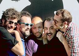 El director Nacho Vigalondo (segundo por la derecha) posa junto a los actores Raúl Cimas, Miguel Noguera, Carlos Areces y Julián Villagrán, durante la presentación de su película. / Efe