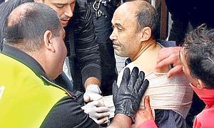 Pedro Luis es atendido en plena calle de la cuchillada en el hombro. / Luis Calabor