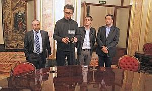 Los diputados de Amaiur, Rafael Lareina, Xabier Errekondo, Iker Urbina y Jon Iñarritu, durante su comparecencia ante los medios de comunicación, después de reunirse la Mesa del Congreso./ Efe
