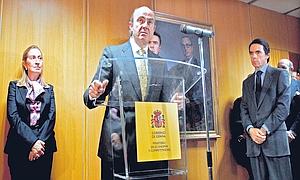 Aznar escucha al ministro de Economía, Luis de Guindos, flanqueado por los titulares de  Fomento -Ana Pastor- e Industria, J. M. Soria./ Agencias