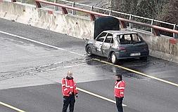 Imagen del vehículo en llamas. / Luis Calabor