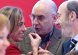 Chacón conversa con Ares y Rubalcaba, durante el Congreso de Sevilla. / Efe
