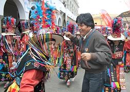 Evo Morales baila con una joven durante los Carnavales en el pueblo de Oruro. /Reuters-Youtube
