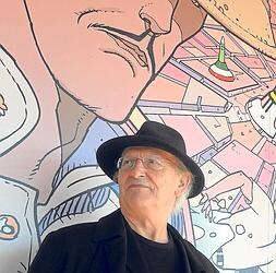 Moebius posa junto a uno de sus personajes en una exposición abierta hace unos días en Poitiers./ AFP