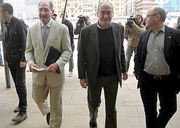 Currin, a la izquierda, con Garitano e Izagirre,de camino al estreno del documental 'Gazta Zati bat-A Piece of Cheese'. / EFE