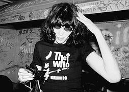 Joey era todo melena, gafas y boca para cantar.