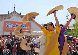 Danzas filipinas en una edición anterior de Mundumira.