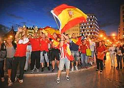 Los aficionados celebran el triunfo de 'La Roja' en Moyua. / Borja Agudo