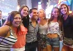 Cinco chicas se fotografiaron con el supuesto famoso