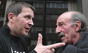 Txomin Ziluaga, junto a Arnaldo Otegi en un acto de 2006./ Telepress