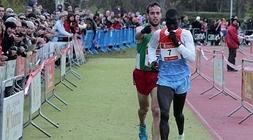 Iván Fernández empuja al keniano Mutai para que gane en Burlada. /I. F.