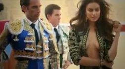 Irina Shayk posa con un biquini 'torero'.