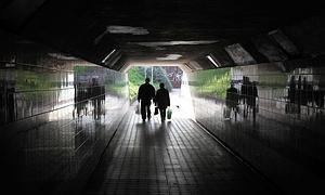 Unos viandantes pasan por uno de los túneles./ J. Alemany